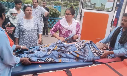 दुर्ग यातायात पुलिस ने ग्रीन कॉरिडोर बनाकर गंभीर कैंसर मरीज को एम्स रायपुर पहुंचाया दुर्ग यातायात पुलिस ने ग्रीन कॉरिडोर बनाकर गंभीर कैंसर मरीज को एम्स रायपुर पहुंचाया