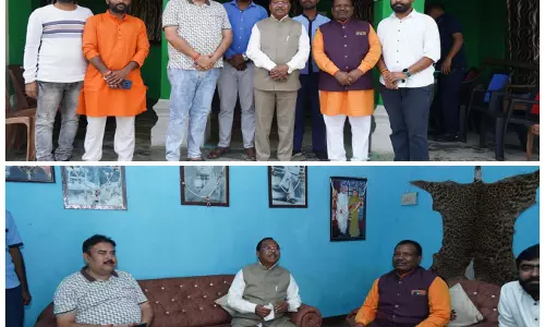 मंत्री राम विचार नेताम से नगर पंचायत उपाध्यक्ष अजीत शरण सिंह ने की सौजन्य भेंट