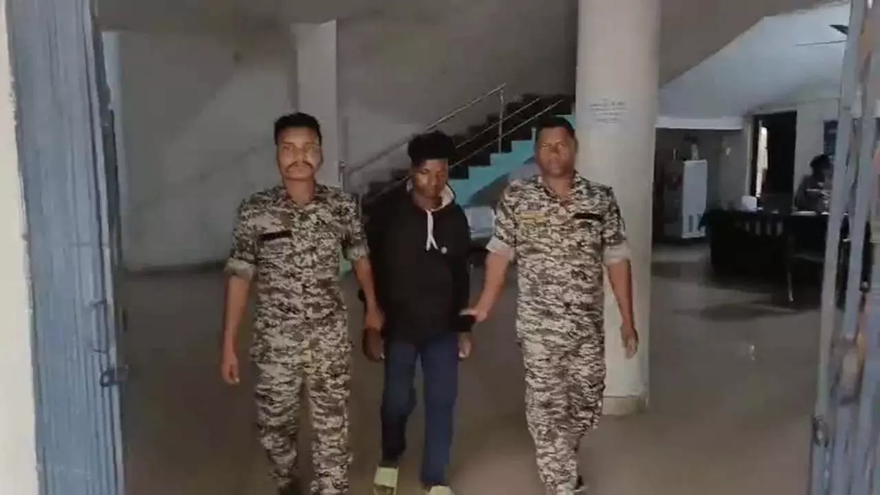 पिता को मारकर लाश के पास रो रहा था हत्यारा बेटा, कहा - ताने मारता था काम करने पिता को मारकर लाश के पास रो रहा था हत्यारा बेटा, कहा - ताने मारता था काम करने