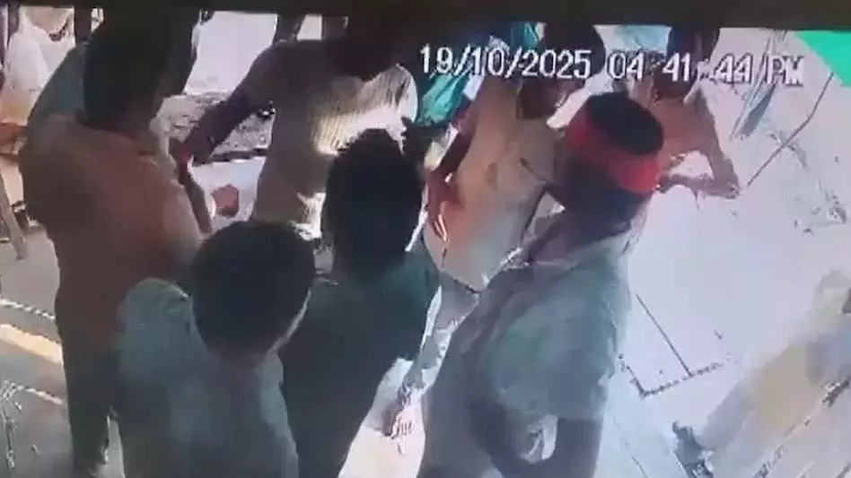 गुर्गों को लेकर दूध कारोबारी के दुकान में घुसे पार्षद, जमकर हमला बोला गुर्गों को लेकर दूध कारोबारी के दुकान में घुसे पार्षद, जमकर हमला बोला