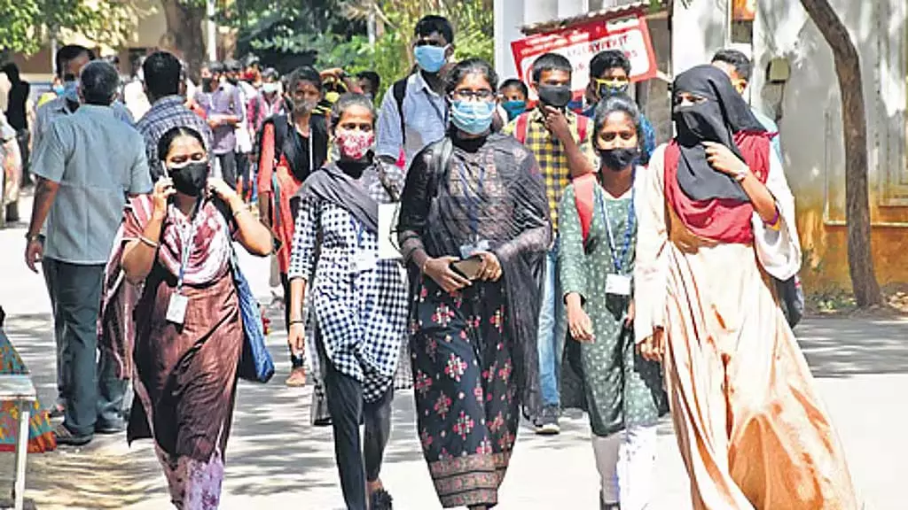 Tamil Nadu : पार्ट-टाइम जॉब की घोषणाओं से कॉलेज के छात्र प्रभावित हुए Tamil Nadu : पार्ट-टाइम जॉब की घोषणाओं से कॉलेज के छात्र प्रभावित हुए
