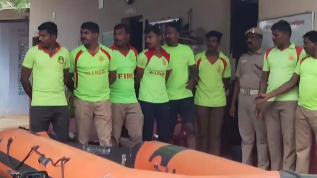 बारिश की चेतावनी: दूसरे जिलों से 120 फायर फाइटर चेन्नई पहुंचे बारिश की चेतावनी: दूसरे जिलों से 120 फायर फाइटर चेन्नई पहुंचे