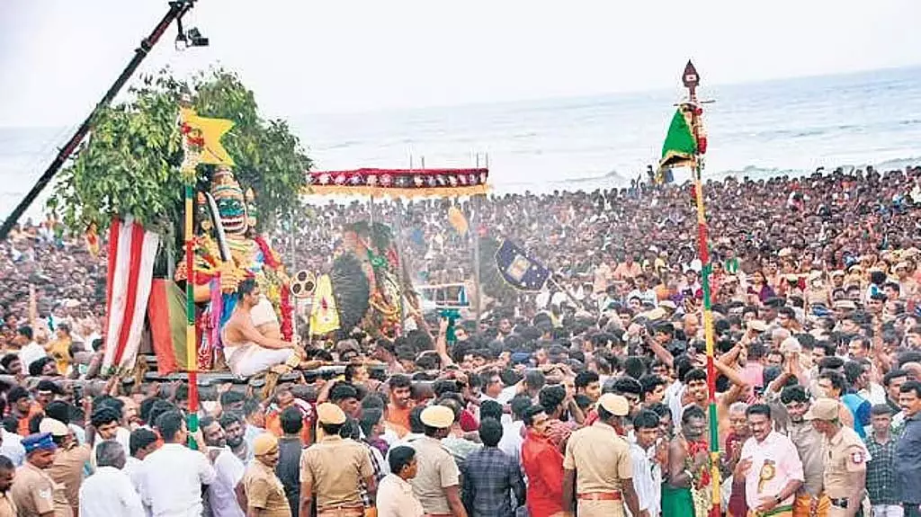 आज तिरुचेंदूर में सूरसंहारम: लाखों श्रद्धालु जमा हुए आज तिरुचेंदूर में सूरसंहारम: लाखों श्रद्धालु जमा हुए