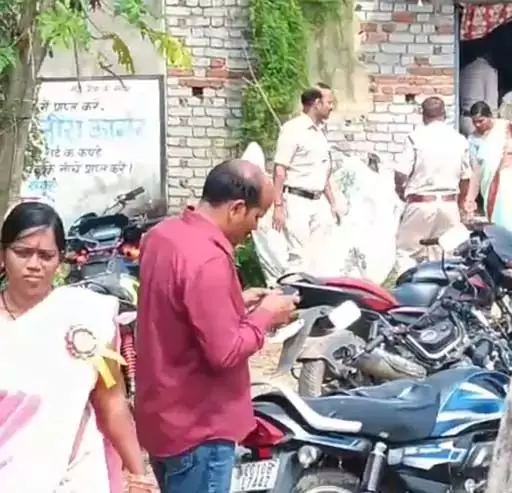 धर्म परिवर्तन करा रहे दंपति समेत 6 अरेस्ट, प्रार्थना सभा में पुलिस की रेड धर्म परिवर्तन करा रहे दंपति समेत 6 अरेस्ट, प्रार्थना सभा में पुलिस की रेड
