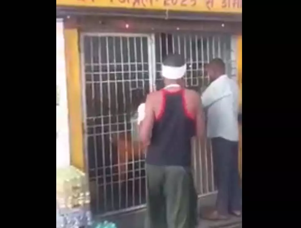 ये शराब की लत क्या न कराए! अस्पताल से सीधे ठेके पर पहुंच गया मरीज, लोग रह गए हैरान ये शराब की लत क्या न कराए! अस्पताल से सीधे ठेके पर पहुंच गया मरीज, लोग रह गए हैरान
