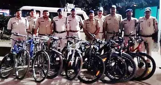Smiles returned to their faces when the stolen bicycles were recovered; the children thanked the police. Smiles returned to their faces when the stolen bicycles were recovered; the children thanked the police.