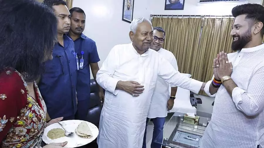 Bihar : मुख्यमंत्री नीतीश कुमार छठ पूजा के लिए चिराग पासवान के घर गए Bihar : मुख्यमंत्री नीतीश कुमार छठ पूजा के लिए चिराग पासवान के घर गए