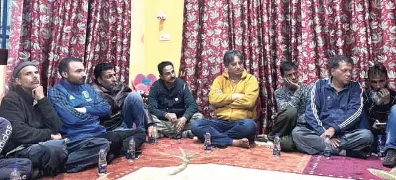 आरिफ लैगारू ने हब्बा कदल में कार्यकर्ताओं की बैठक की आरिफ लैगारू ने हब्बा कदल में कार्यकर्ताओं की बैठक की