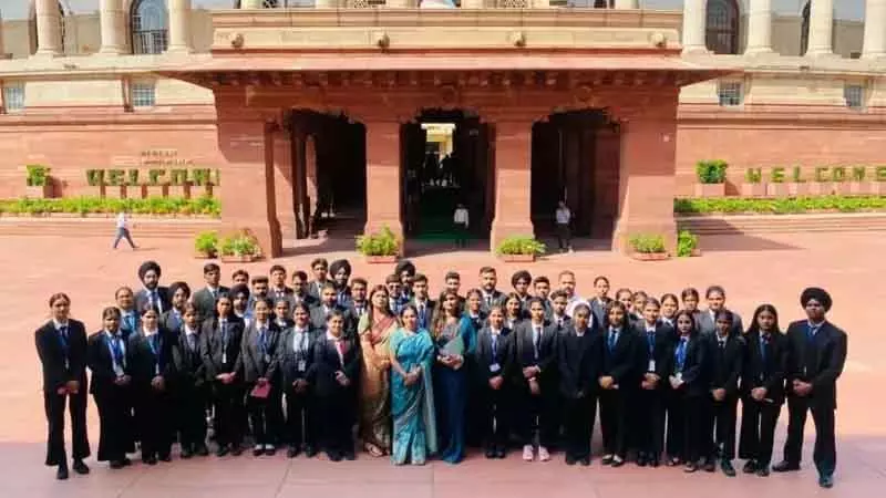 Srinagar आर्यन्स के कानून के छात्रों ने संसद का दौरा किया Srinagar आर्यन्स के कानून के छात्रों ने संसद का दौरा किया