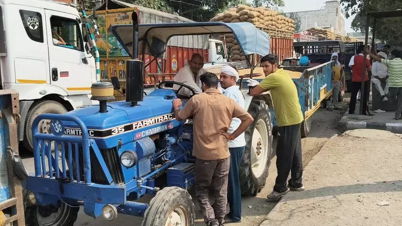 करनाल अनाज मंडी के बाहर अराजकता और आक्रोश का माहौल, किसान गेट पास का इंतजार कर रहे करनाल अनाज मंडी के बाहर अराजकता और आक्रोश का माहौल, किसान गेट पास का इंतजार कर रहे