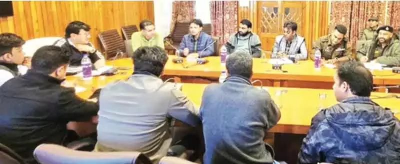 DC Baramulla ने गुलमर्ग में सर्दियों की तैयारियों की समीक्षा की DC Baramulla ने गुलमर्ग में सर्दियों की तैयारियों की समीक्षा की