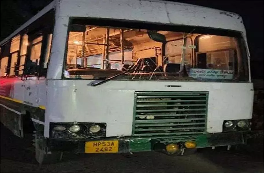 Himachal: पुलिस थाने के पास बस ड्राइवर और कंडक्टर पर जानलेवा हमला Himachal: पुलिस थाने के पास बस ड्राइवर और कंडक्टर पर जानलेवा हमला