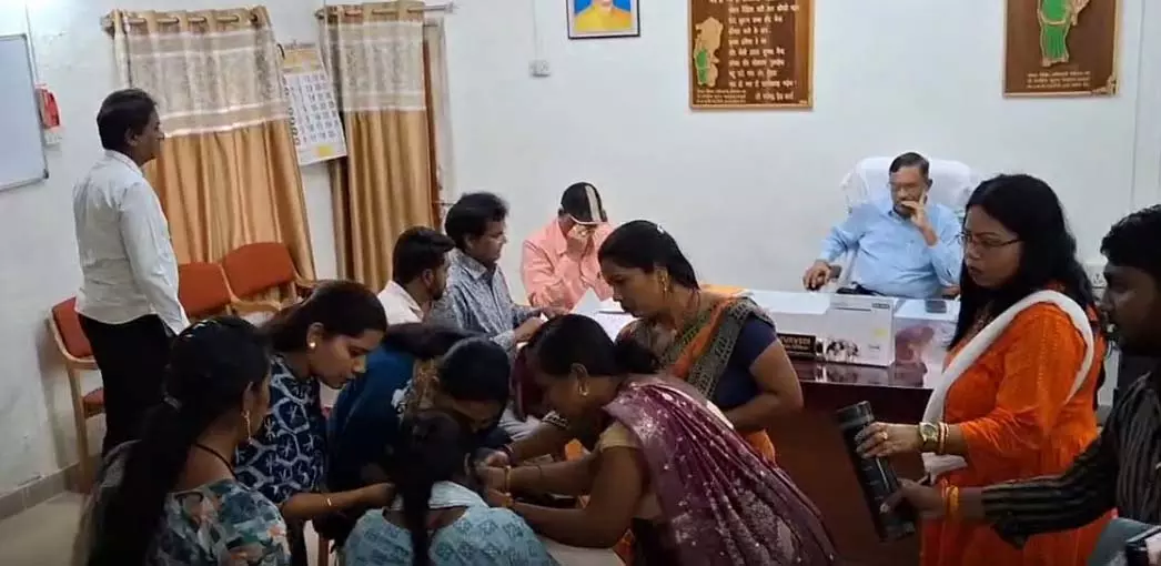 नौकरी जाने पर बेहोश हुई महिला टीचर, DEO पर मनमानी का आरोप नौकरी जाने पर बेहोश हुई महिला टीचर, DEO पर मनमानी का आरोप