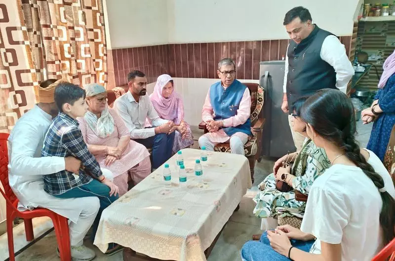 Haryana के राज्यपाल ने मृतक एएसआई के परिवार से मुलाकात की Haryana के राज्यपाल ने मृतक एएसआई के परिवार से मुलाकात की