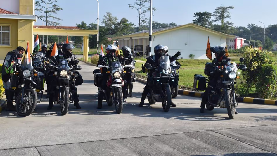 Assam : सेना के जवान पूर्व सैनिक और महिला सवार शहीद सैनिकों को श्रद्धांजलि देने के लिए Assam : सेना के जवान पूर्व सैनिक और महिला सवार शहीद सैनिकों को श्रद्धांजलि देने के लिए