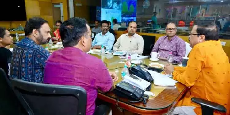 चक्रवात से पहले ओडिशा में लोगों को निकालने का काम शुरू चक्रवात से पहले ओडिशा में लोगों को निकालने का काम शुरू