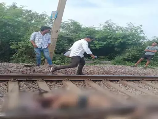खमतराई में रेलवे फाटक के पास ट्रेन से कटा युवक खमतराई में रेलवे फाटक के पास ट्रेन से कटा युवक
