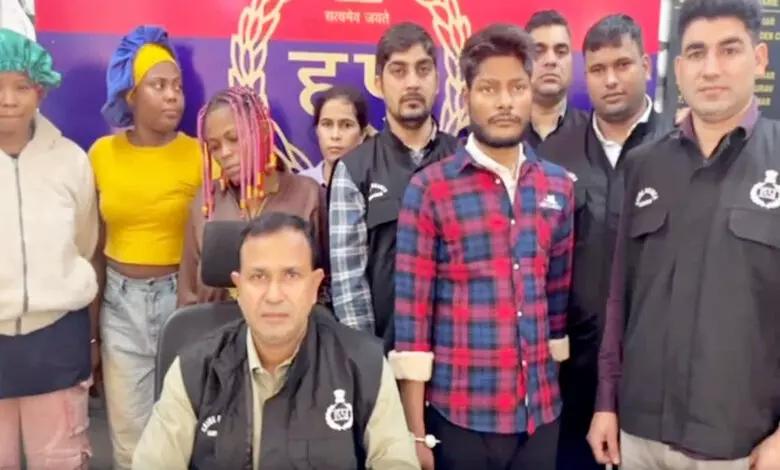 Gurugram: खानपुर में चल रही ड्रग्स फैक्ट्री से नाइजीरियन महिलाएं पकड़ी गईं Gurugram: खानपुर में चल रही ड्रग्स फैक्ट्री से नाइजीरियन महिलाएं पकड़ी गईं