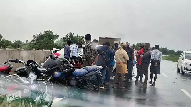 Andhra : कुरनूल घटना में मृतक के अंतिम संस्कार में शामिल होने के दौरान सड़क दुर्घटना Andhra : कुरनूल घटना में मृतक के अंतिम संस्कार में शामिल होने के दौरान सड़क दुर्घटना