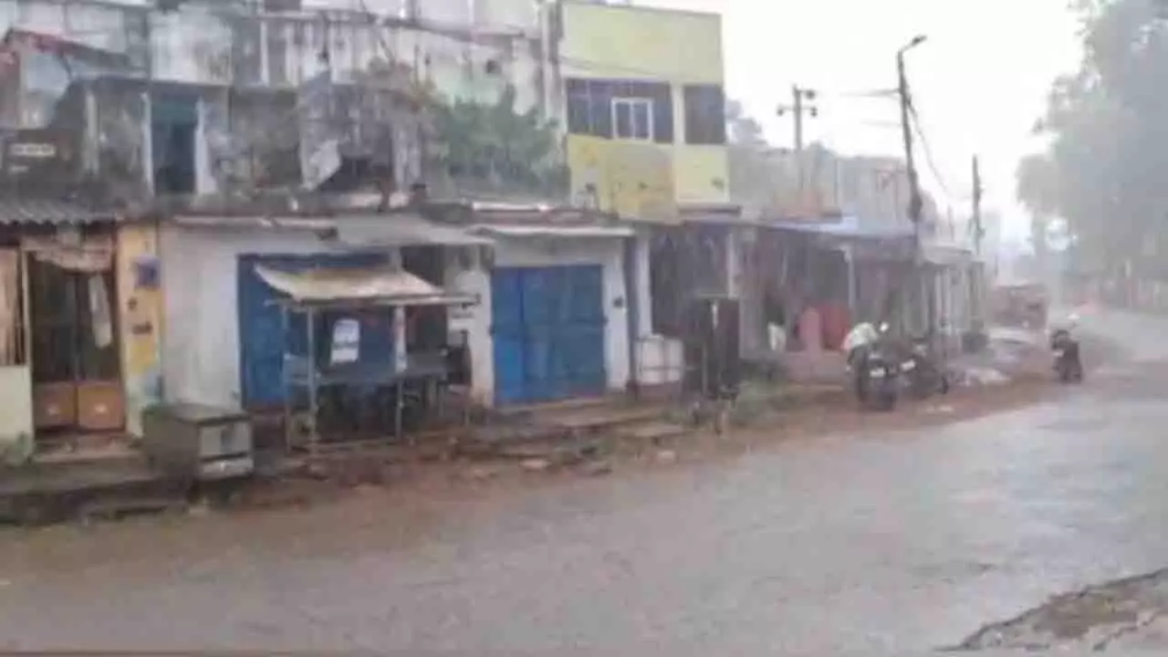 Odisha में अलर्ट: मोन्था के प्रभाव से तेज़ बारिश और तूफानी हवाएँ Odisha में अलर्ट: मोन्था के प्रभाव से तेज़ बारिश और तूफानी हवाएँ