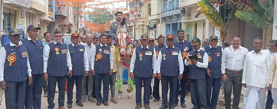 Guledagudda : एक रिटायर्ड नौसेना सैनिक का भव्य जुलूस Guledagudda : एक रिटायर्ड नौसेना सैनिक का भव्य जुलूस