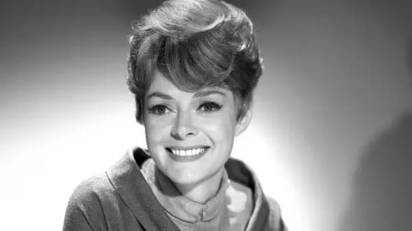 लैसी और लॉस्ट इन स्पेस की स्टार June Lockhart का 100 वर्ष की आयु में निधन लैसी और लॉस्ट इन स्पेस की स्टार June Lockhart का 100 वर्ष की आयु में निधन