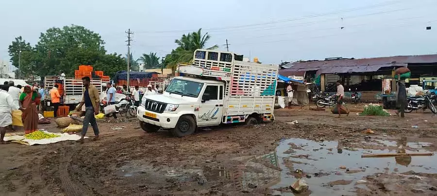 हट्टी गोल्ड माइन: साप्ताहिक बाज़ार बदबूदार और गंदा है हट्टी गोल्ड माइन: साप्ताहिक बाज़ार बदबूदार और गंदा है