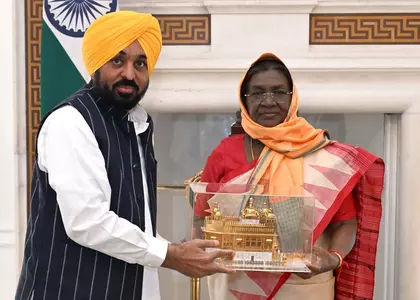 गुरु तेग बहादुर के शहीदी दिवस पर राष्ट्रपति को CM ने किया आमंत्रित गुरु तेग बहादुर के शहीदी दिवस पर राष्ट्रपति को CM ने किया आमंत्रित