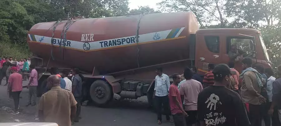 चारमाडी घाट में टैंकर फंसा: ट्रैफिक बाधित चारमाडी घाट में टैंकर फंसा: ट्रैफिक बाधित