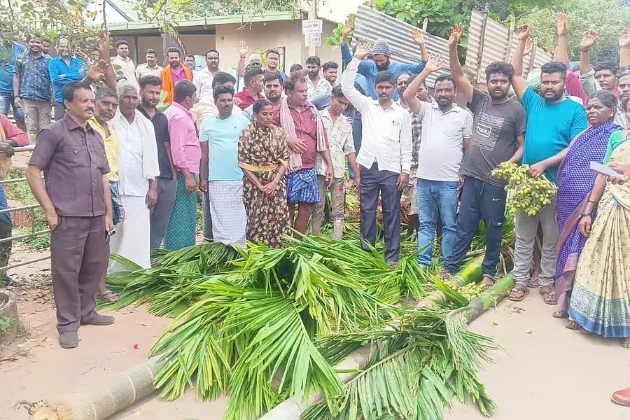 Channagiri : किसानों ने वन विभाग कार्यालय के सामने विरोध प्रदर्शन किया Channagiri : किसानों ने वन विभाग कार्यालय के सामने विरोध प्रदर्शन किया