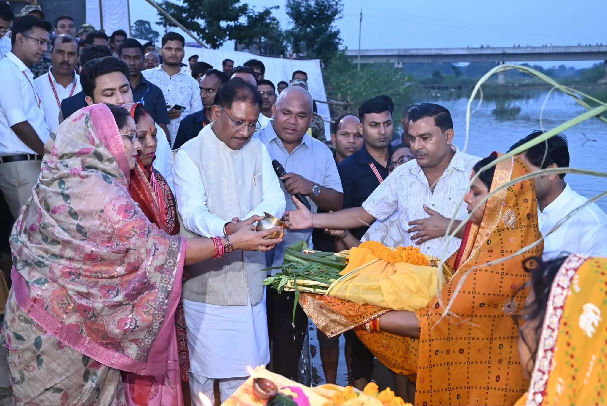 संध्या छठ पूजन में शामिल हुए CM साय और मंत्री श्याम बिहारी और रामविचार नेताम संध्या छठ पूजन में शामिल हुए CM साय और मंत्री श्याम बिहारी और रामविचार नेताम