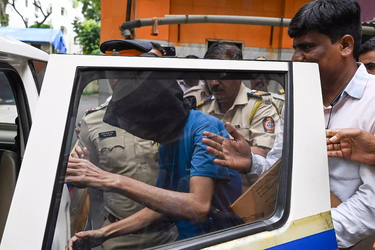 13 राज्यों में मोस्ट वांटेड ठग को बिधाननगर पुलिस ने 5 साल बाद किया गिरफ्तार 13 राज्यों में मोस्ट वांटेड ठग को बिधाननगर पुलिस ने 5 साल बाद किया गिरफ्तार