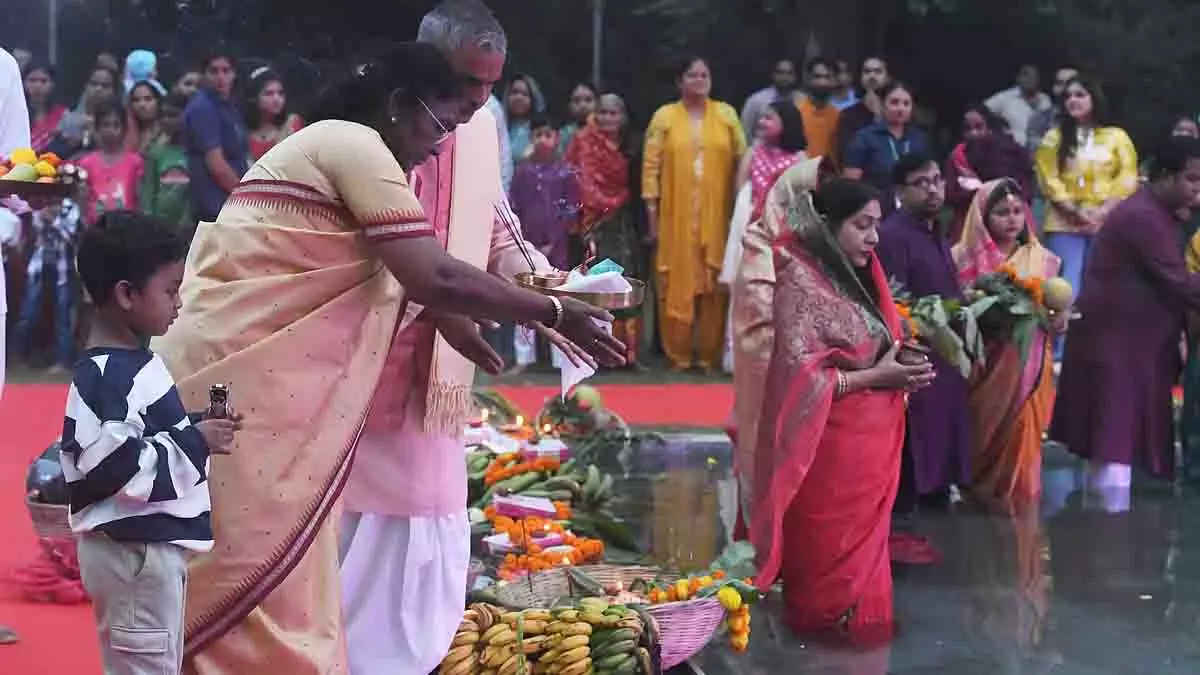राष्ट्रपति द्रौपदी मुर्मू राष्ट्रपति भवन में छठ पूजा समारोह में शामिल हुईं राष्ट्रपति द्रौपदी मुर्मू राष्ट्रपति भवन में छठ पूजा समारोह में शामिल हुईं