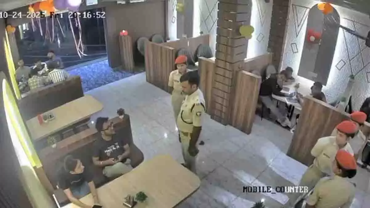 Bihar: कटिहार में एक रेस्टोरेंट में पुलिस अधिकारी ने भाई-बहन से की बदसलूकी Bihar: कटिहार में एक रेस्टोरेंट में पुलिस अधिकारी ने भाई-बहन से की बदसलूकी