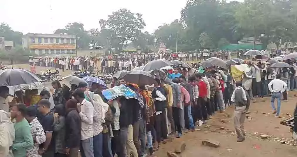 Shivpuri में भारी बारिश के बीच खाद के लिए लंबी कतारों में इंतजार करते किसान Shivpuri में भारी बारिश के बीच खाद के लिए लंबी कतारों में इंतजार करते किसान