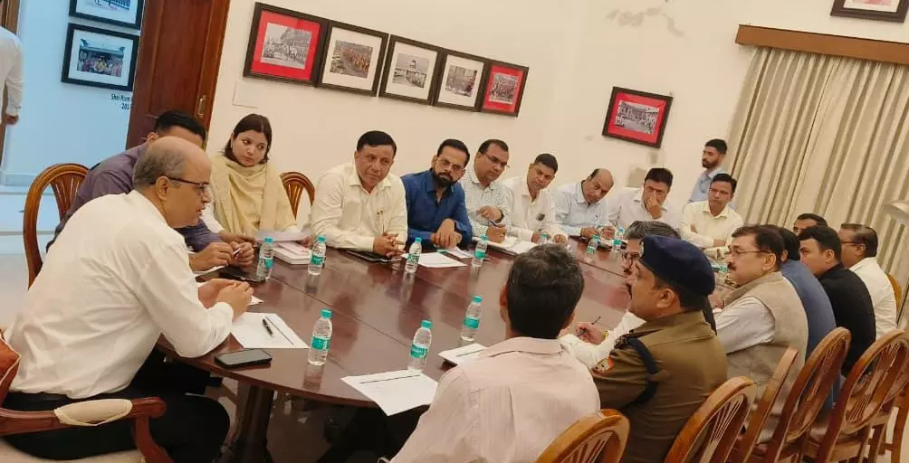 राष्ट्रपति सचिवालय के अतिरिक्त सचिव Dr. Rakesh Gupta ने अधिकारियों संग की बैठक राष्ट्रपति सचिवालय के अतिरिक्त सचिव Dr. Rakesh Gupta ने अधिकारियों संग की बैठक
