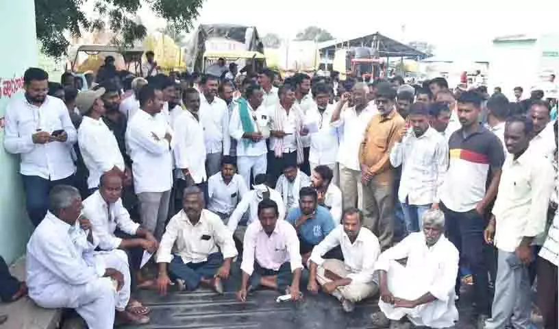 सोयाबीन और कपास किसानों का आदिलाबाद जिले में विरोध प्रदर्शन सोयाबीन और कपास किसानों का आदिलाबाद जिले में विरोध प्रदर्शन