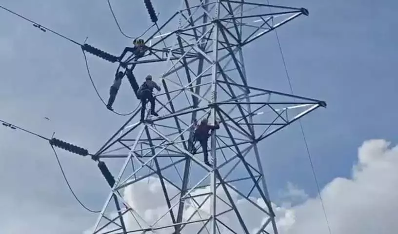 शादी करने के लिए एक युवक ने high-tension टावर से छलांग लगा दी शादी करने के लिए एक युवक ने high-tension टावर से छलांग लगा दी