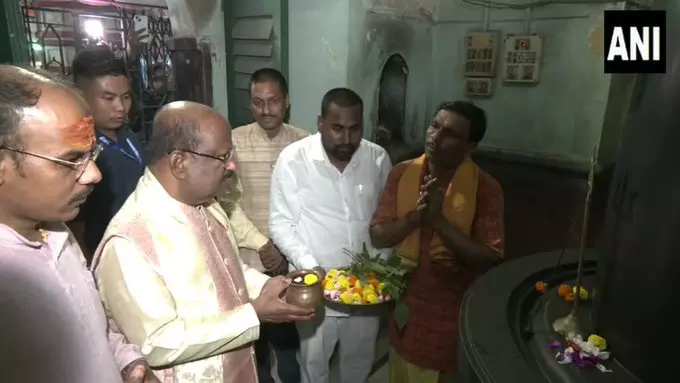 पश्चिम बंगाल के राज्यपाल सी.वी. आनंद बोस ने खिदिरपुर स्थित भू कैलाश मंदिर में की शिव पूजा पश्चिम बंगाल के राज्यपाल सी.वी. आनंद बोस ने खिदिरपुर स्थित भू कैलाश मंदिर में की शिव पूजा