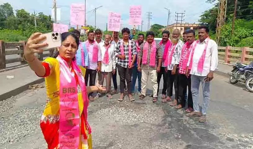 कोठागुडेम में खराब सड़कों को लेकर BRS ने सेल्फी विरोध प्रदर्शन शुरू किया कोठागुडेम में खराब सड़कों को लेकर BRS ने सेल्फी विरोध प्रदर्शन शुरू किया