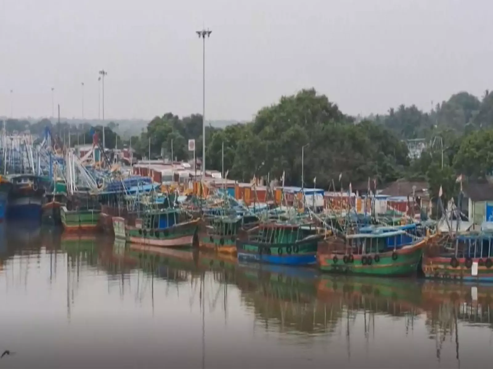 चक्रवात ‘मोथा’ के बढ़ते प्रभाव से तमिलनाडु और आंध्र में मछली पकड़ने वाली नावें तट पर रुकीं चक्रवात ‘मोथा’ के बढ़ते प्रभाव से तमिलनाडु और आंध्र में मछली पकड़ने वाली नावें तट पर रुकीं