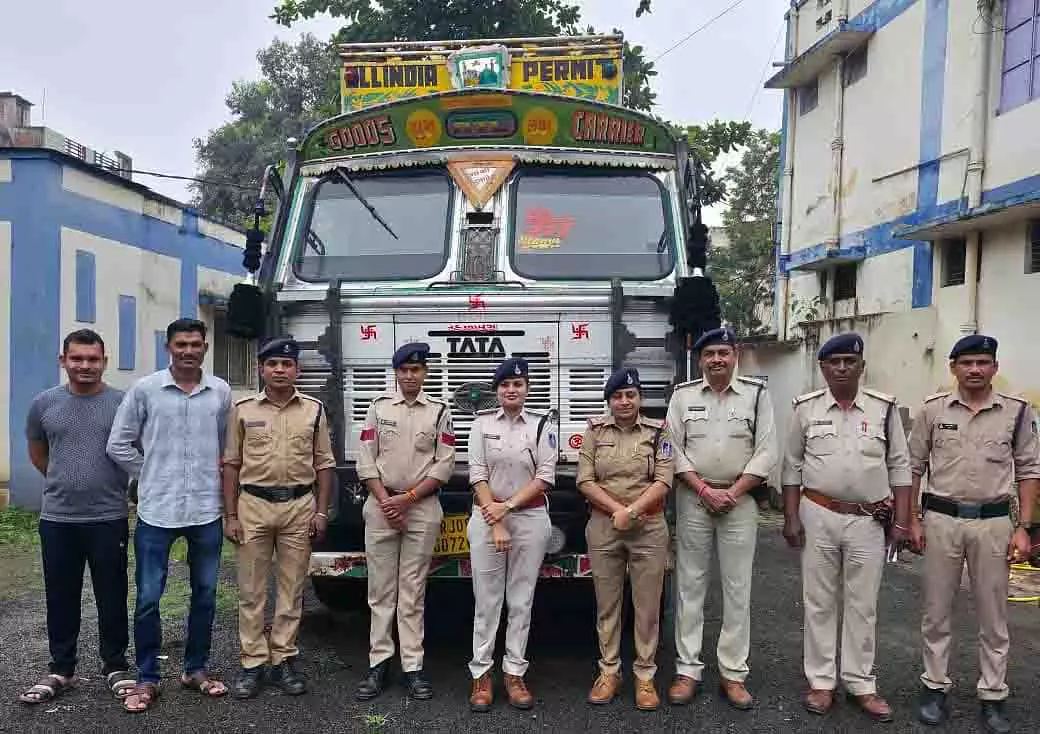 MP: आधी रात की छापेमारी में 1.17 करोड़ रुपये की खेप पकड़ी गई MP: आधी रात की छापेमारी में 1.17 करोड़ रुपये की खेप पकड़ी गई
