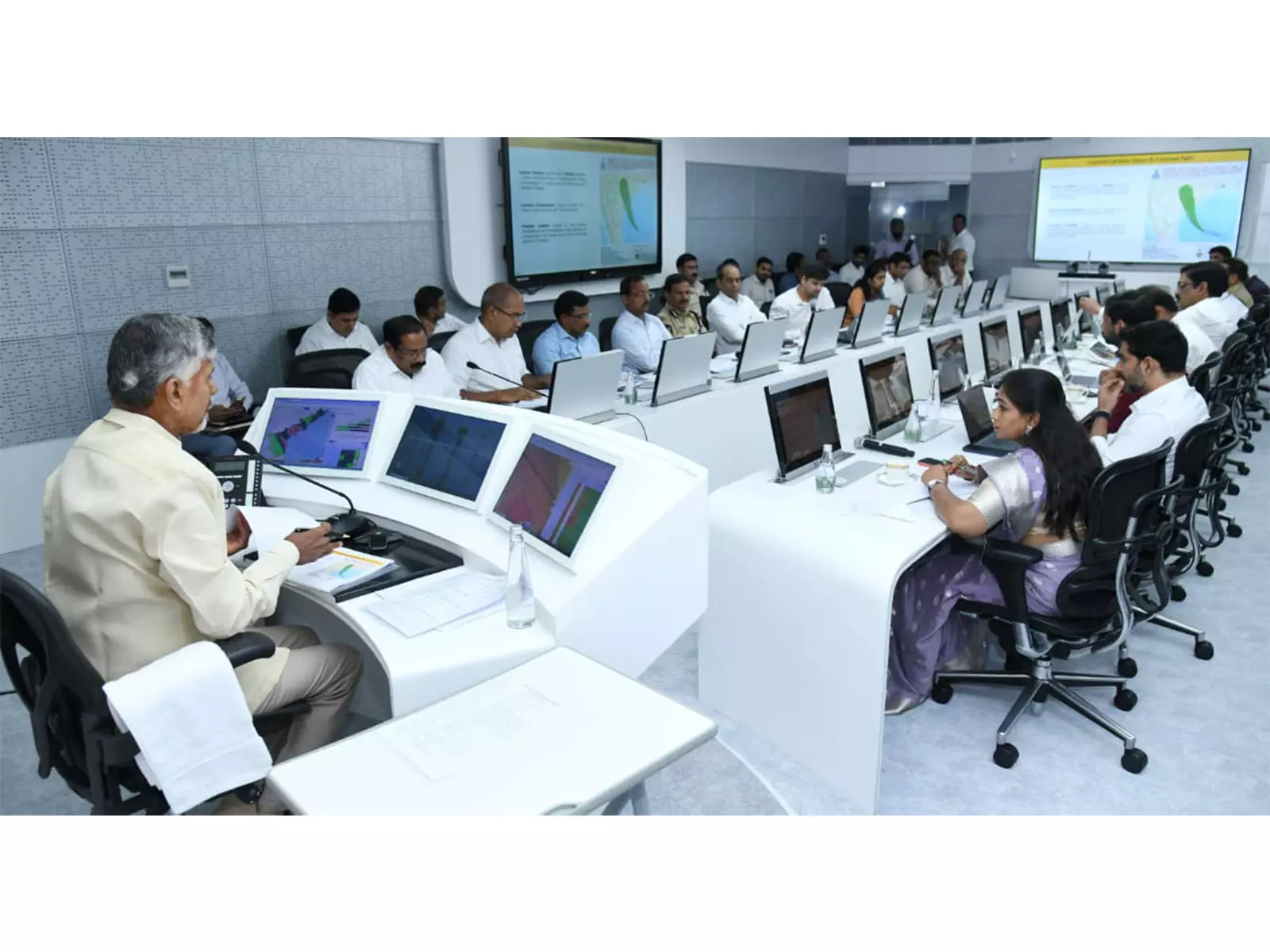 CM Naidu और मंत्री लोकेश चक्रवात मोन्था की 24x7 निगरानी में जुटे CM Naidu और मंत्री लोकेश चक्रवात मोन्था की 24x7 निगरानी में जुटे