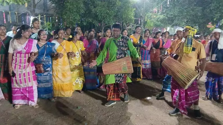 Dhamsa Madal की लय में जीवन के गीत, बांकुरा का हलचल भरा सहारे उत्सव Dhamsa Madal की लय में जीवन के गीत, बांकुरा का हलचल भरा सहारे उत्सव