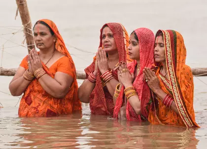 Bihar भर में श्रद्धालुओं ने छठ के तीसरे दिन डूबते सूर्य को अर्घ्य दिया Bihar भर में श्रद्धालुओं ने छठ के तीसरे दिन डूबते सूर्य को अर्घ्य दिया