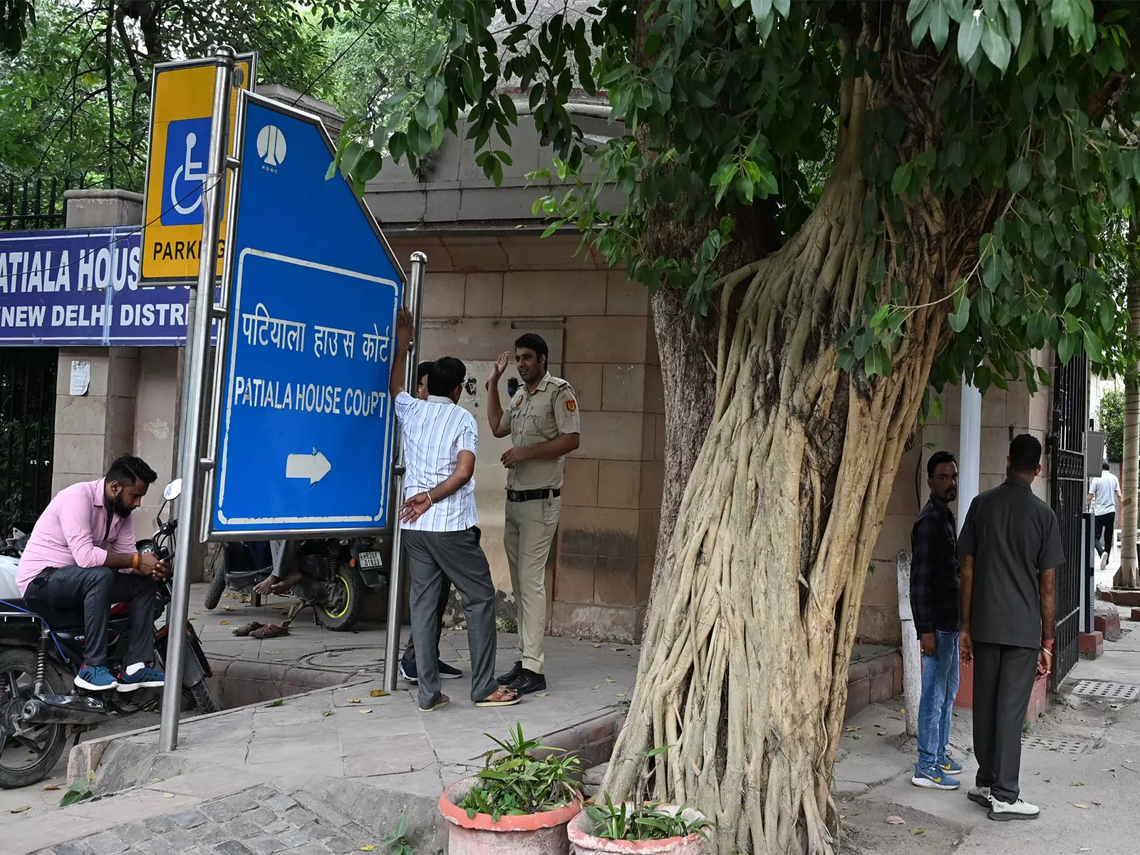 ISIS मॉड्यूल मामला: दिल्ली की अदालत ने दो ISIS गुर्गों की पुलिस हिरासत तीन दिन के लिए बढ़ाई ISIS मॉड्यूल मामला: दिल्ली की अदालत ने दो ISIS गुर्गों की पुलिस हिरासत तीन दिन के लिए बढ़ाई