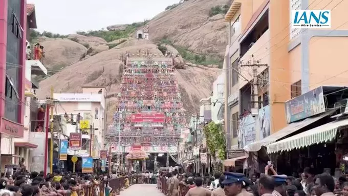 मदुरै के तिरुपरंकुंद्रम मंदिर में उमड़ा जनसैलाब मदुरै के तिरुपरंकुंद्रम मंदिर में उमड़ा जनसैलाब