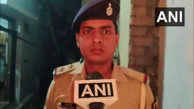 मंदिर के पास स्थित बंद भवन में लगी आग, फायर ब्रिगेड ने काबू पाया – SHO मंजीत कुमार सिंह मंदिर के पास स्थित बंद भवन में लगी आग, फायर ब्रिगेड ने काबू पाया – SHO मंजीत कुमार सिंह