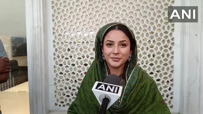 शहनाज़ गिल ने श्री हरमंदिर साहिब में टेका माथा शहनाज़ गिल ने श्री हरमंदिर साहिब में टेका माथा