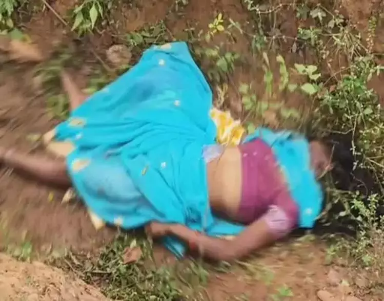 37 वर्षीय महिला की बेरहमी से हत्या, स्कूल मैदान के पास गड्ढे में मिला शव 37 वर्षीय महिला की बेरहमी से हत्या, स्कूल मैदान के पास गड्ढे में मिला शव